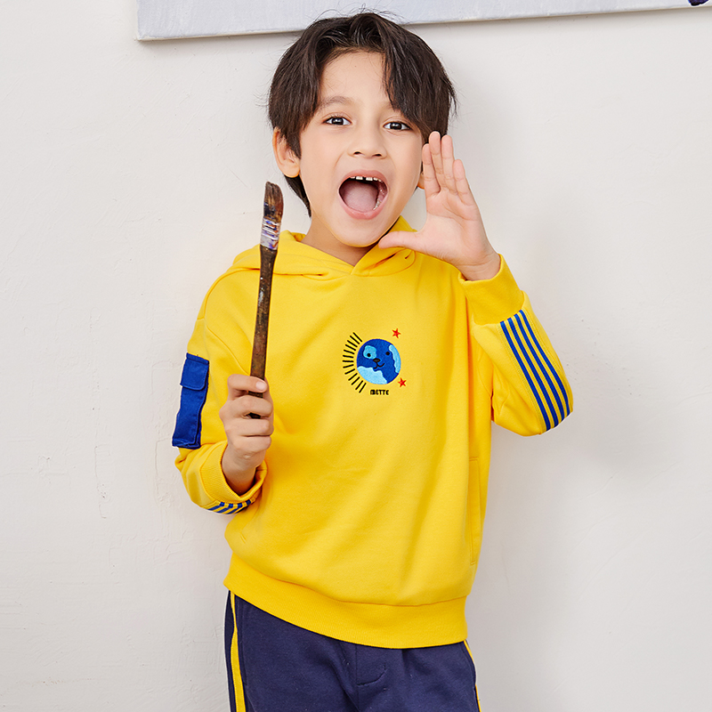 Jungen-Sweatshirt mit gelben Kapuzenmuster-Streifenärmeln