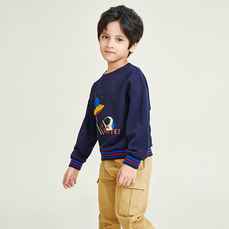 Jungen-Sweatshirt mit Rundhalsausschnitt, langen Ärmeln, gestreiftem Patchwork-Saum